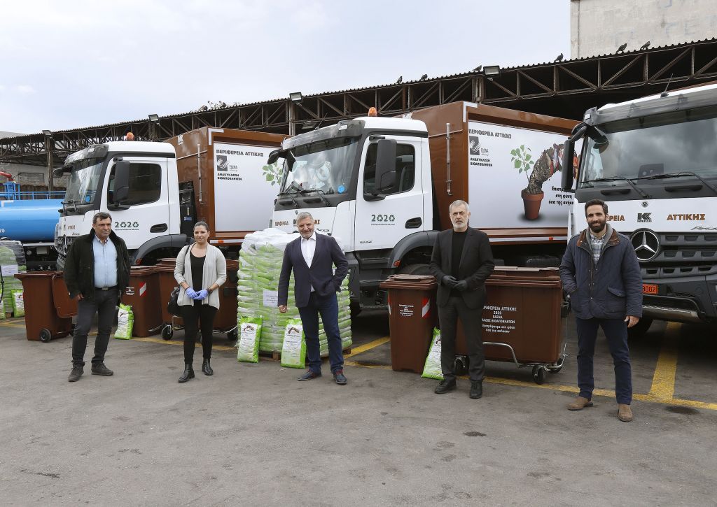 Δήμος Πειραιά: Παραδόθηκαν πέντε απορριμματοφόρα και 600 κάδοι οργανικών αποβλήτων