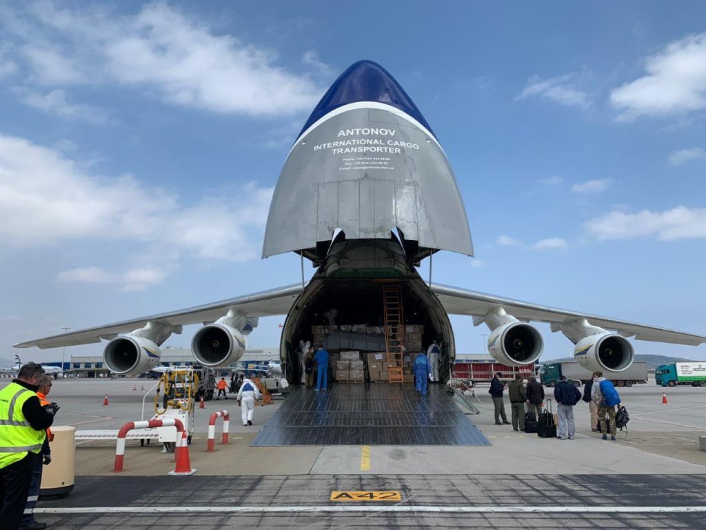 Εφτασαν από την Κίνα 80 τόννοι υγειονομικού υλικού