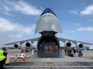 Εφτασαν από την Κίνα 80 τόννοι υγειονομικού υλικού