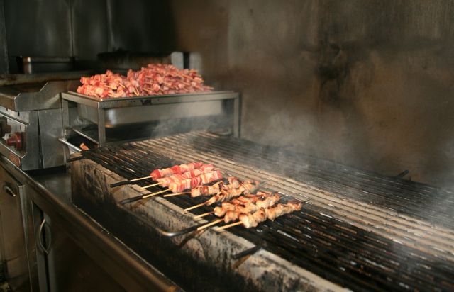 Κύπρος : Πρόστιμο σε βουλευτή που έτρωγε με παρέα σε ψησταριά