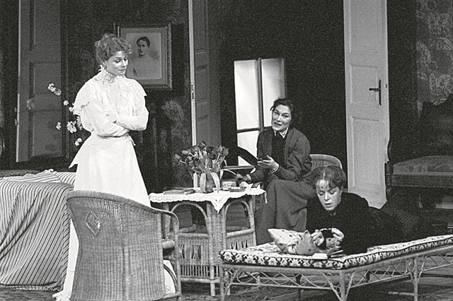 Να δει κανείς ή να μη δει (online παραστάσεις);