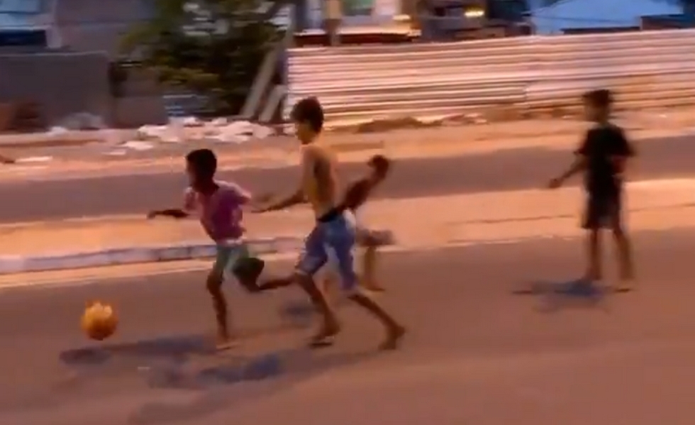 Ξυπόλητος Βραζιλιάνος πιτσιρικάς βάζει απίθανο γκολ και τρελαίνει το διαδίκτυο