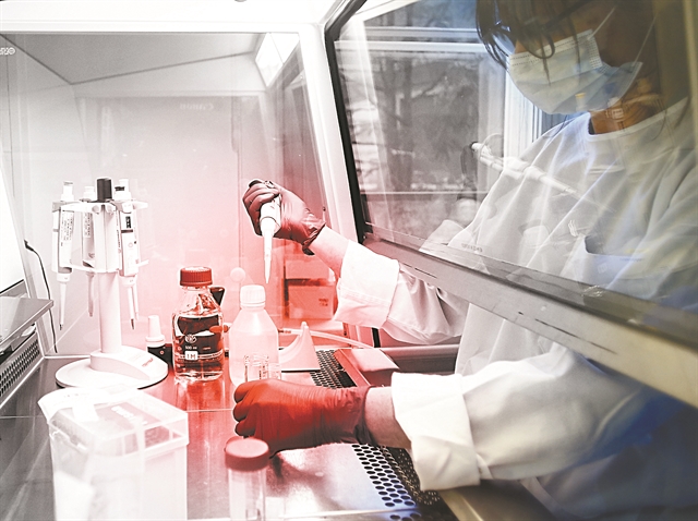 ΗΠΑ εναντίον Κίνας στο σπριντ για το εμβόλιο