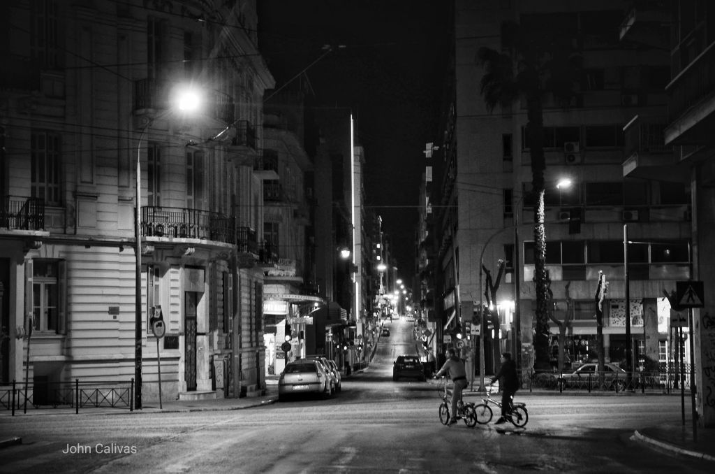 Ποδηλατικό φωτορεπορτάζ στη νυχτερινή Αθήνα της καραντίνας