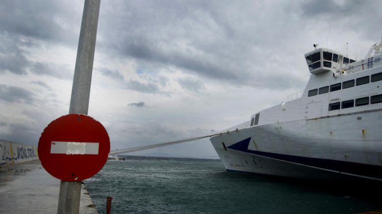 Απαγορευτικό απόπλου από το λιμάνι του Πειραιά λόγω ανέμων 9 μποφόρ