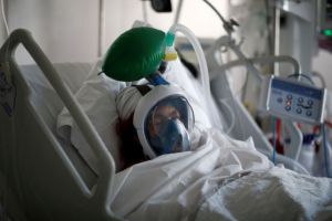 Σοκάρει στη Γαλλία ο θάνατος 884 ανθρώπων σε γηροκομεία