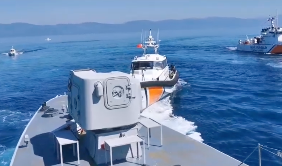 Τουρκικές ακταιωροί συνόδεψαν λέμβο με πρόσφυγες στη Λέσβο