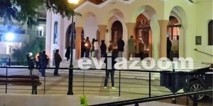 Κοροναϊός: Στη Χαλκίδα πιστοί αψήφησαν τα μέτρα και συγκεντρώθηκαν έξω από εκκλησία