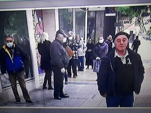 Ποια απαγόρευση κυκλοφορίας; Ουρές και σήμερα έξω από τις τράπεζες