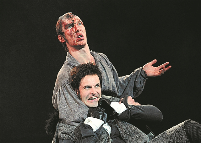 «Φρανκενστάιν» με τον Μπ. Κάμπερμπατς online από το Εθνικό Θέατρο της Αγγλίας