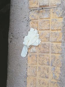 Σήμα κινδύνου για τα πεταμένα γάντια στους δρόμους