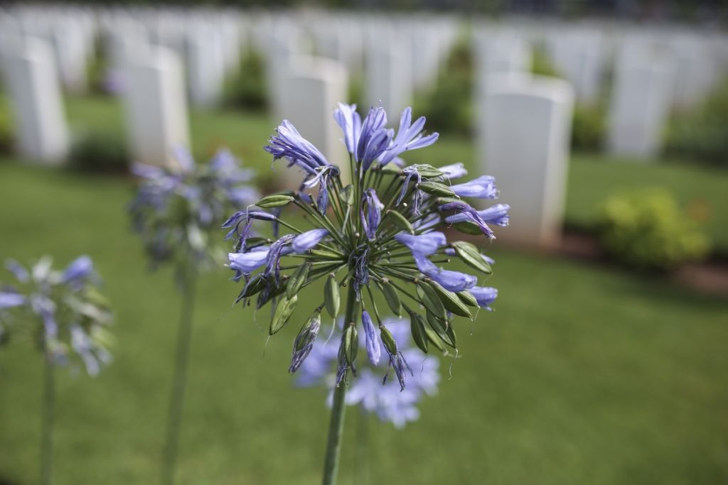 Κλειστά τα κοιμητήρια την Μ. Παρασκευή – Έξι ώρες ανοιχτά τα καταστήματα