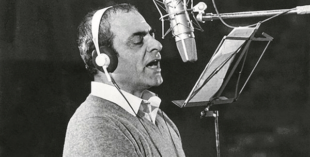 Με τη φωνή του Καζαντζίδη