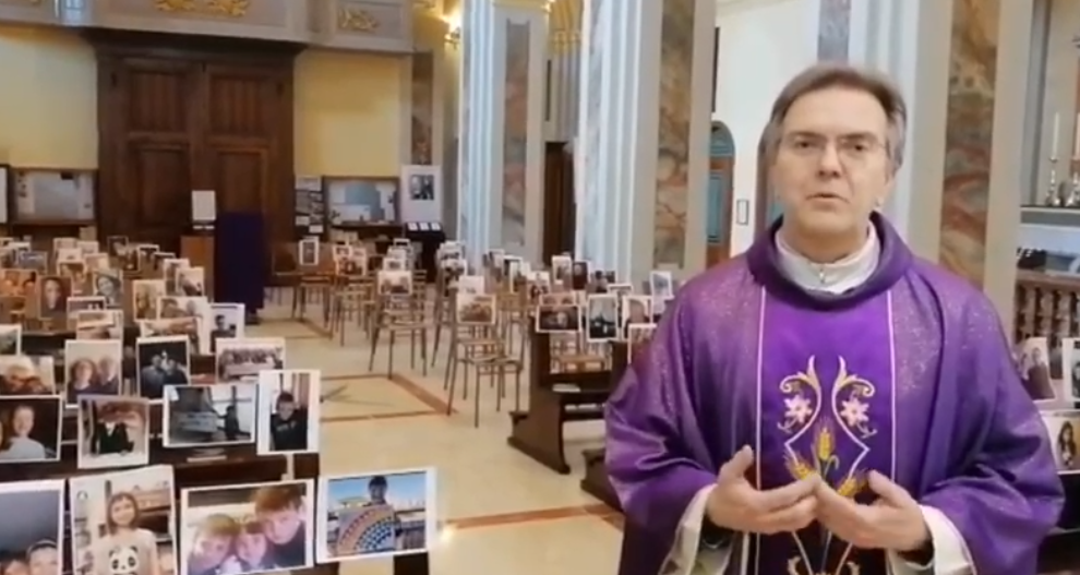 Ιερέας τελεί λειτουργία σε εκκλησία γεμάτη… με φωτογραφίες πιστών