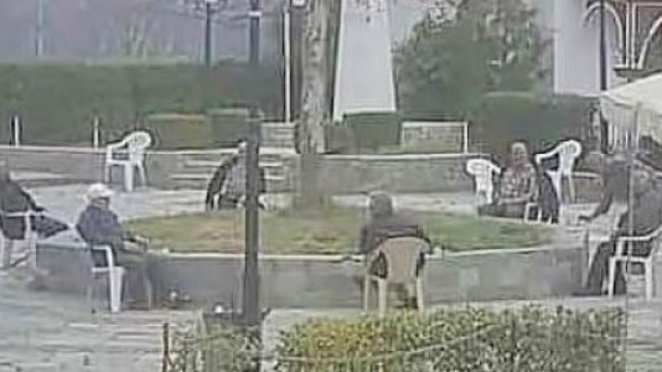 Παππούδες στην Καλαμπάκα κάθονται στην πλατεία αλλά σε απόσταση ασφαλείας