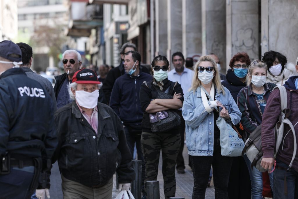 Τεράστιες ουρές σε σούπερ μάρκετ – Το αδιαχώρητο σε λαϊκές και Βαρβάκειο