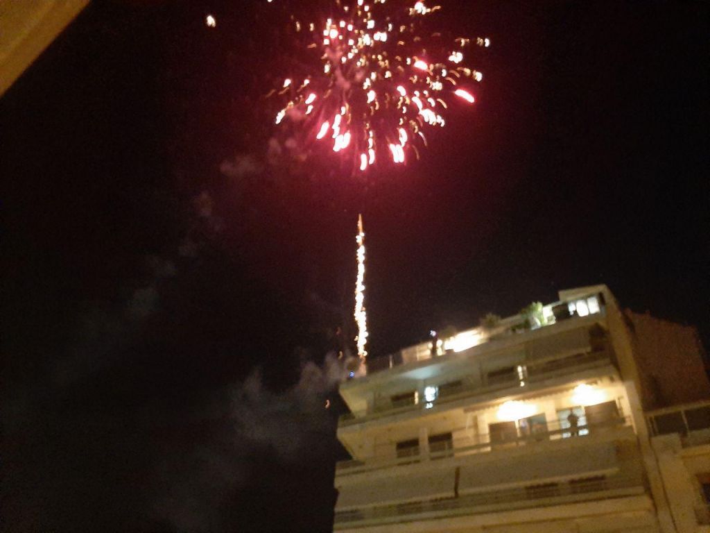 Πυροτεχνήματα φώτισαν τον ουρανό της Αθήνας