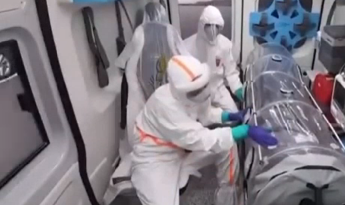 Κοροναϊός : Το χάδι της ιταλίδας νοσοκόμας που συγκίνησε όλο τον κόσμο