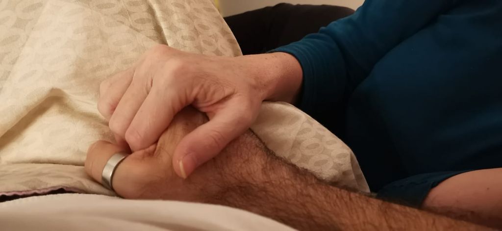 Έλληνας ασθενής στην Σουηδία: «Με ξεφόρτωσαν στο δρόμο, έξω από τα επείγοντα»