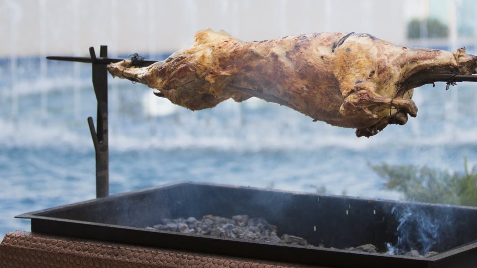 Πάσχα τον καιρό του κοροναϊού με σούβλες σε ταράτσες και αυλές