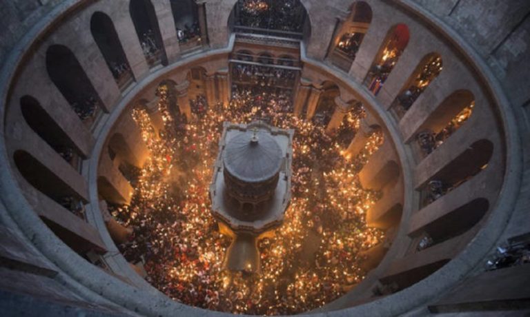 Αγιο Φως: Ζωντανά από τον Πανάγιο Τάφο η τελετή της αφής