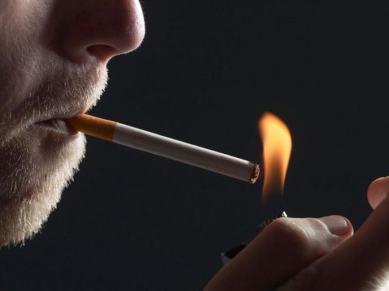 Οι καπνιστές και οι ατμιστές κινδυνεύουν περισσότερο από τον κοροναϊό
