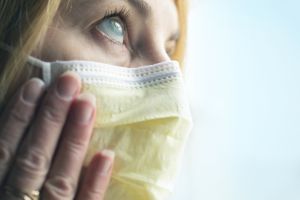 Κοροναϊός: Πώς βάζουμε και βγάζουμε σωστά τη μάσκα