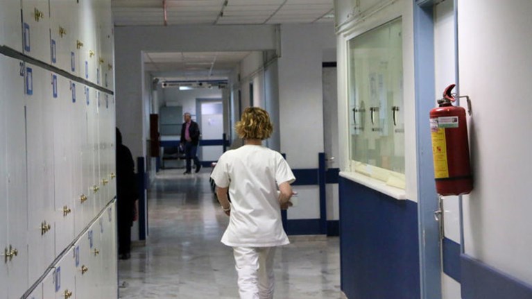 Κοροναϊός : Πόσοι γιατροί και νοσηλευτές έχουν μολυνθεί