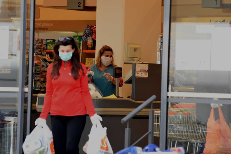 Καθηγητής πνευμονολογίας: Με ραντεβού στα καταστήματα, αποστάσεις στις καφετέριες