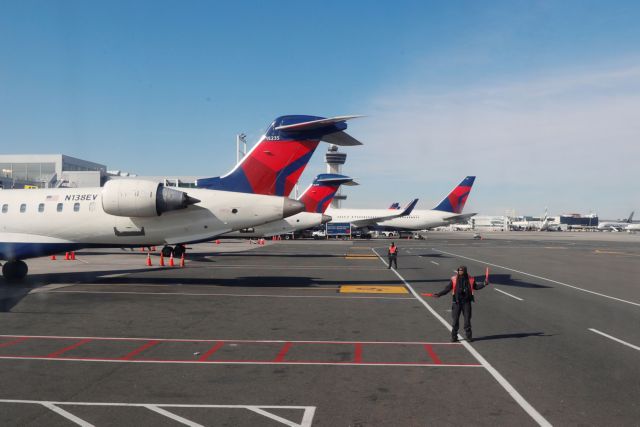 Δείτε πόσο έχουν μειωθεί οι πτήσεις μετά το ξέσπασμα του Covid-19