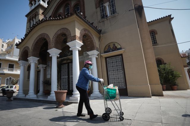 Αμετανόητος ο ιερέας στο Κουκάκι: «Η Θεία Κοινωνία δεν μεταδίδει τον κοροναϊό…»