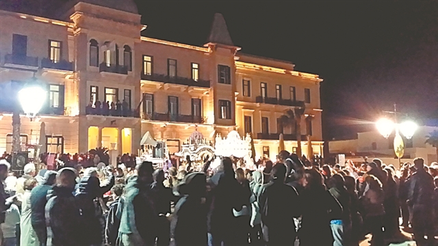 Ο μικρός αρκούδος μέσα από τα παράθυρα των αρχοντικών