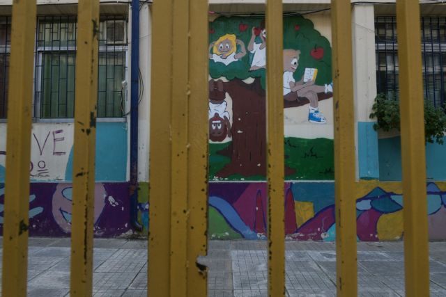 Μόσιαλος: Να μην ανοίξουν κανονικά τα σχολεία