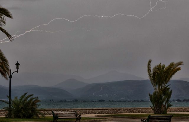 Κακοκαιρία: Νεκρή γυναίκα από κεραυνό στην Σκόπελο – Σφοδρές καταιγίδες σε όλη τη χώρα