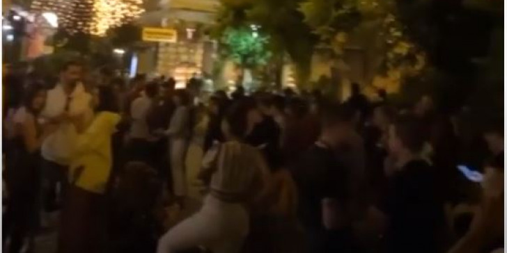 Κοροναϊός : Πατείς με, πατώ σε στου Ψυρρή για ένα ποτό το Σαββατόβραδο