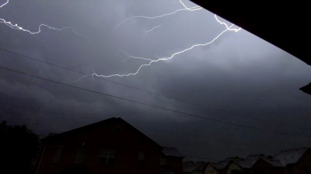 «Άνοιξαν» οι ουρανοί σε όλη τη χώρα – Έπεσαν 6.700 κεραυνοί