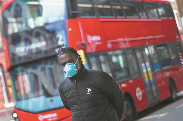 Ο βρετανικός καναπές της καραντίνας