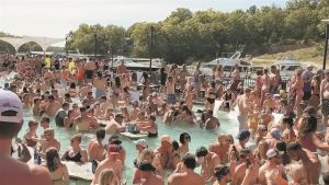 Γέμισαν παραλίες και πισίνες κάνοντας πάρτι οι Αμερικανοί