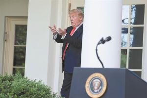 Απειλεί τώρα να κλείσει το Twitter!