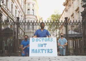 Οργή για το φιάσκο στη διαχείριση της πανδημίας