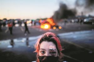 Η Αμερική φλέγεται απ΄ άκρη σ’ άκρη