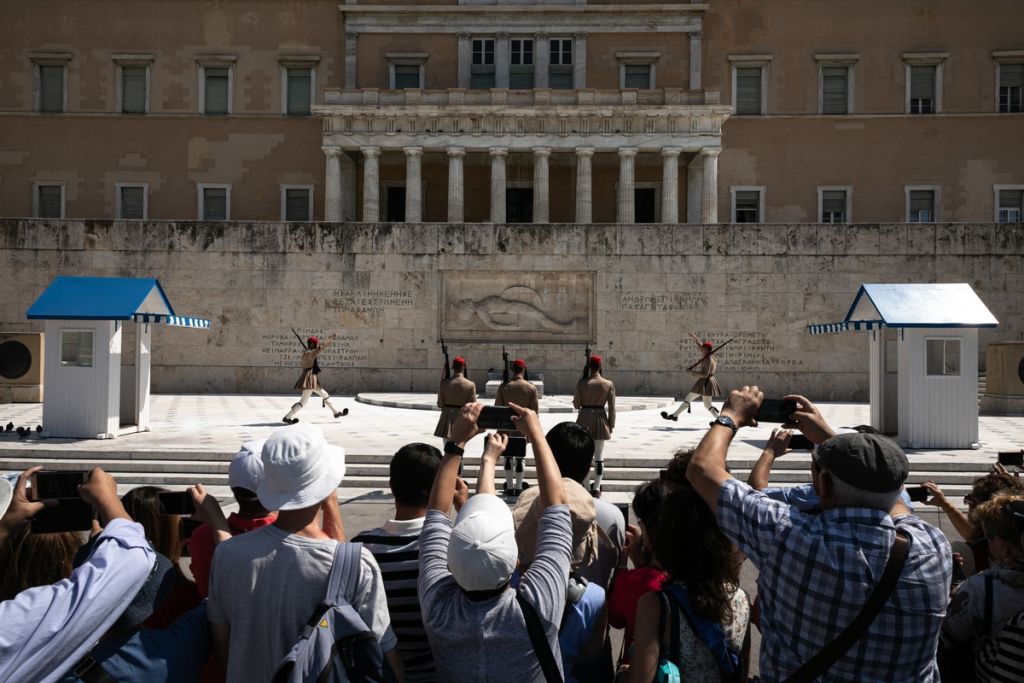 Άρση μέτρων: Αρχές Ιουνίου οι πρώτοι τουρίστες στη χώρα