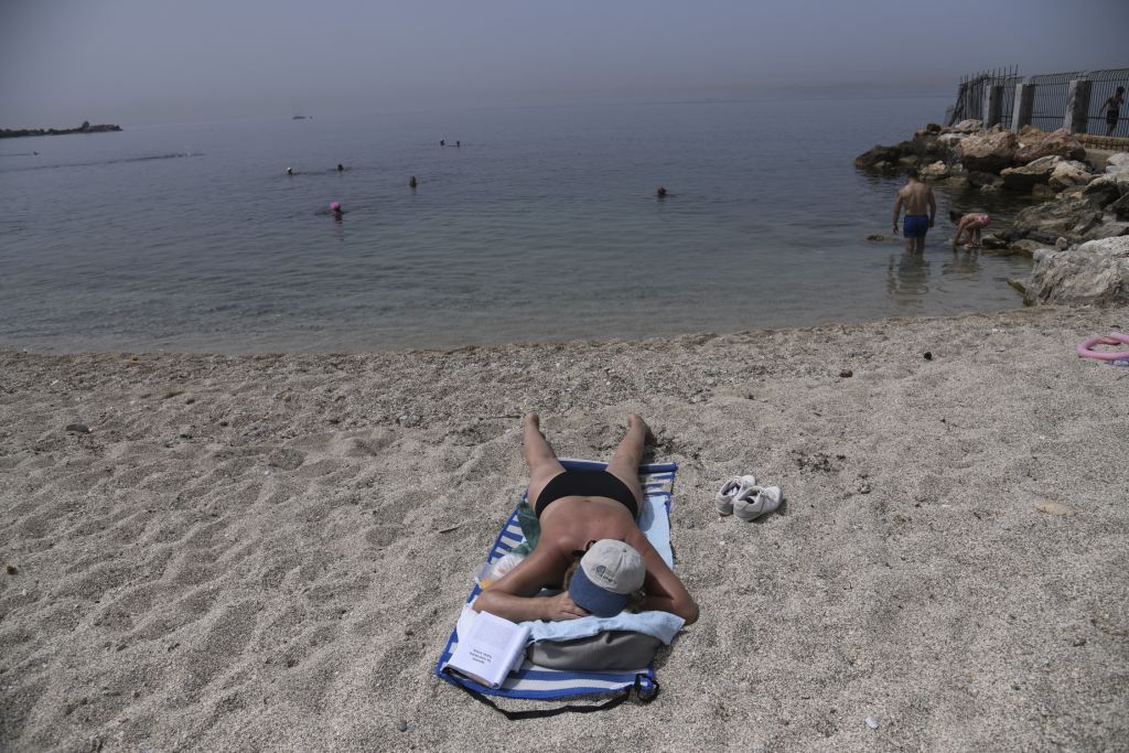 Καύσωνας και στη θάλασσα – Πώς εξηγούν οι μετεωρολόγοι το φαινόμενο