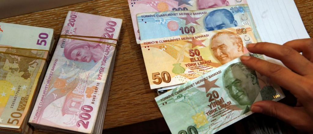 Σε ελεύθερη πτώση η τουρκική λίρα – Σε ιστορικό χαμηλό έναντι του δολαρίου