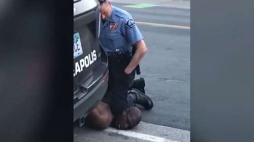 Για ανθρωποκτονία εξ αμέλειας κατηγορείται ο αστυνομικός που δολοφόνησε τον Φλόιντ