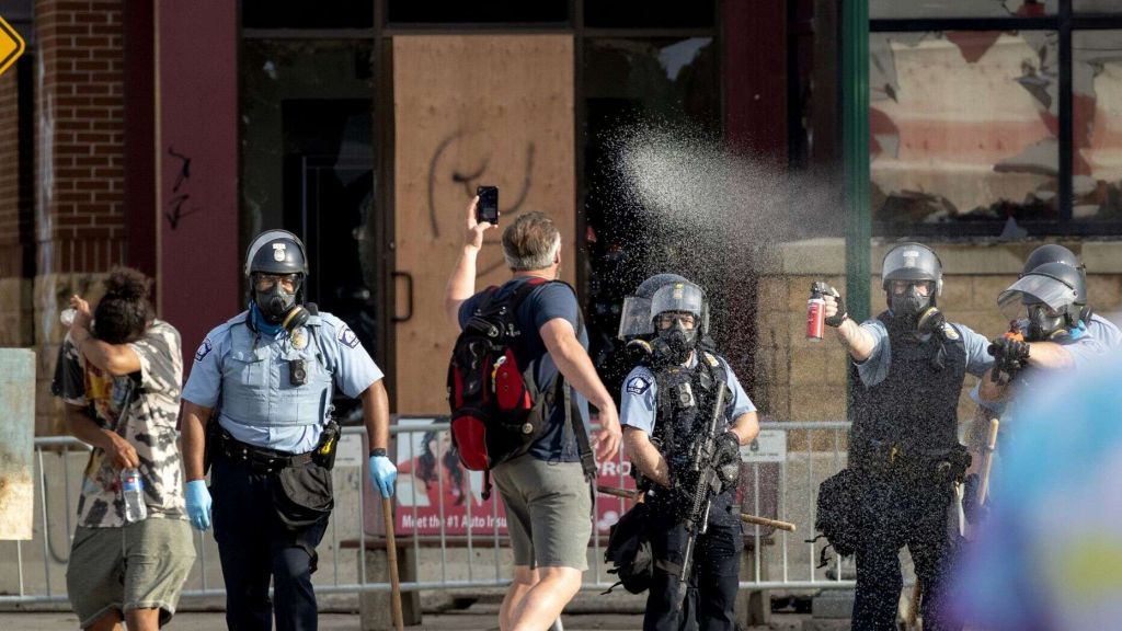 Μινεάπολις: Δεύτερη νύχτα ταραχών μετά τη δολοφονία του Φλόιντ από αστυνομικούς