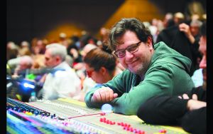 «Είμαστε οι κρίκοι ανάμεσα στη σκηνή και το κοινό»