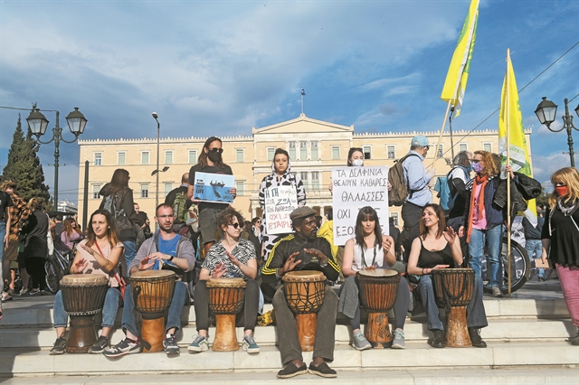 Περπατώντας στις πλατείες στη σκιά της πανδημίας