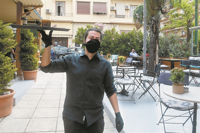 Τραπεζάκια έξω