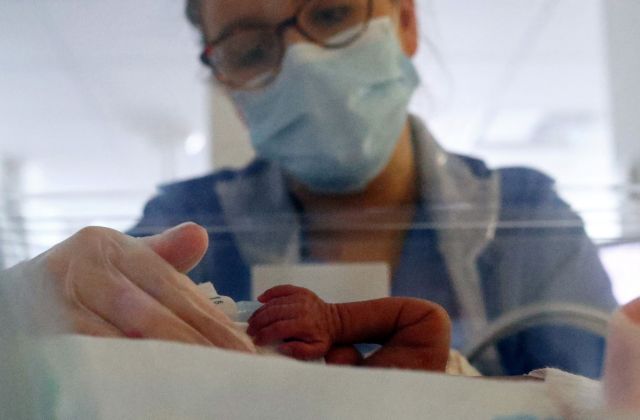 Μωρό γεννήθηκε μολυσμένο από κοροναϊό στη Ρωσία